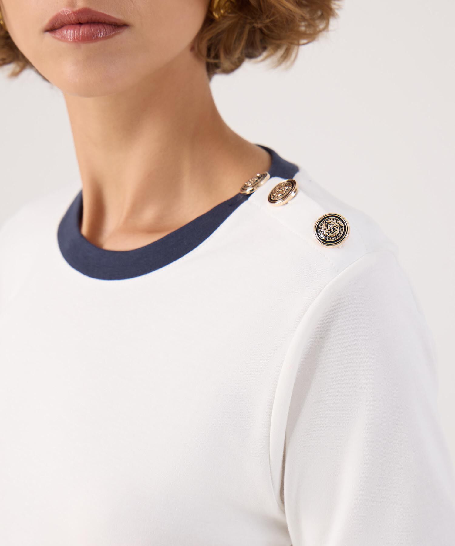 Camiseta con detalle en hombros 