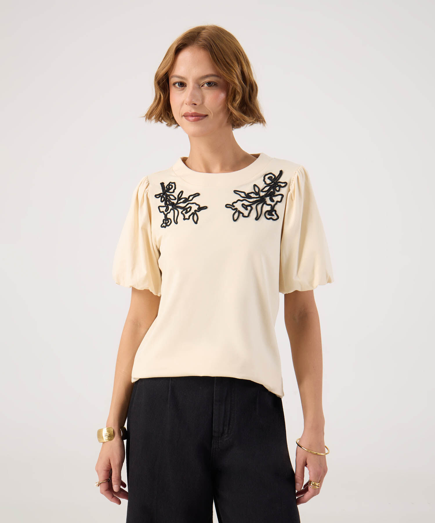 Camiseta unicolor bordada 